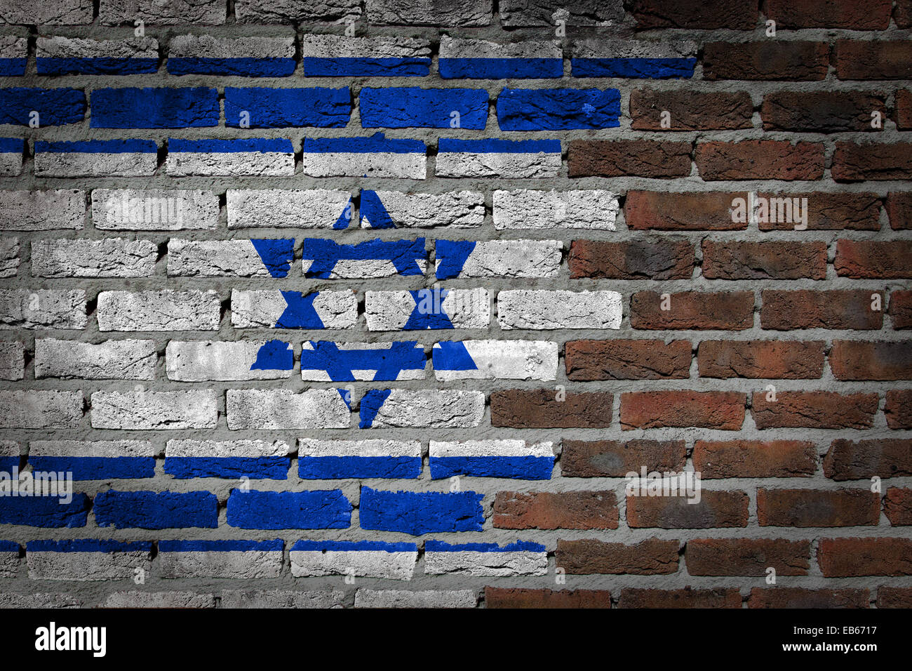 Très vieux mur en brique rouge foncé texture avec drapeau - Israël Banque D'Images