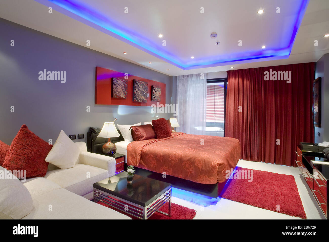 Vue panoramique de Nice chambre moderne et élégante. Les images sur le mur ont été modifiées. Banque D'Images