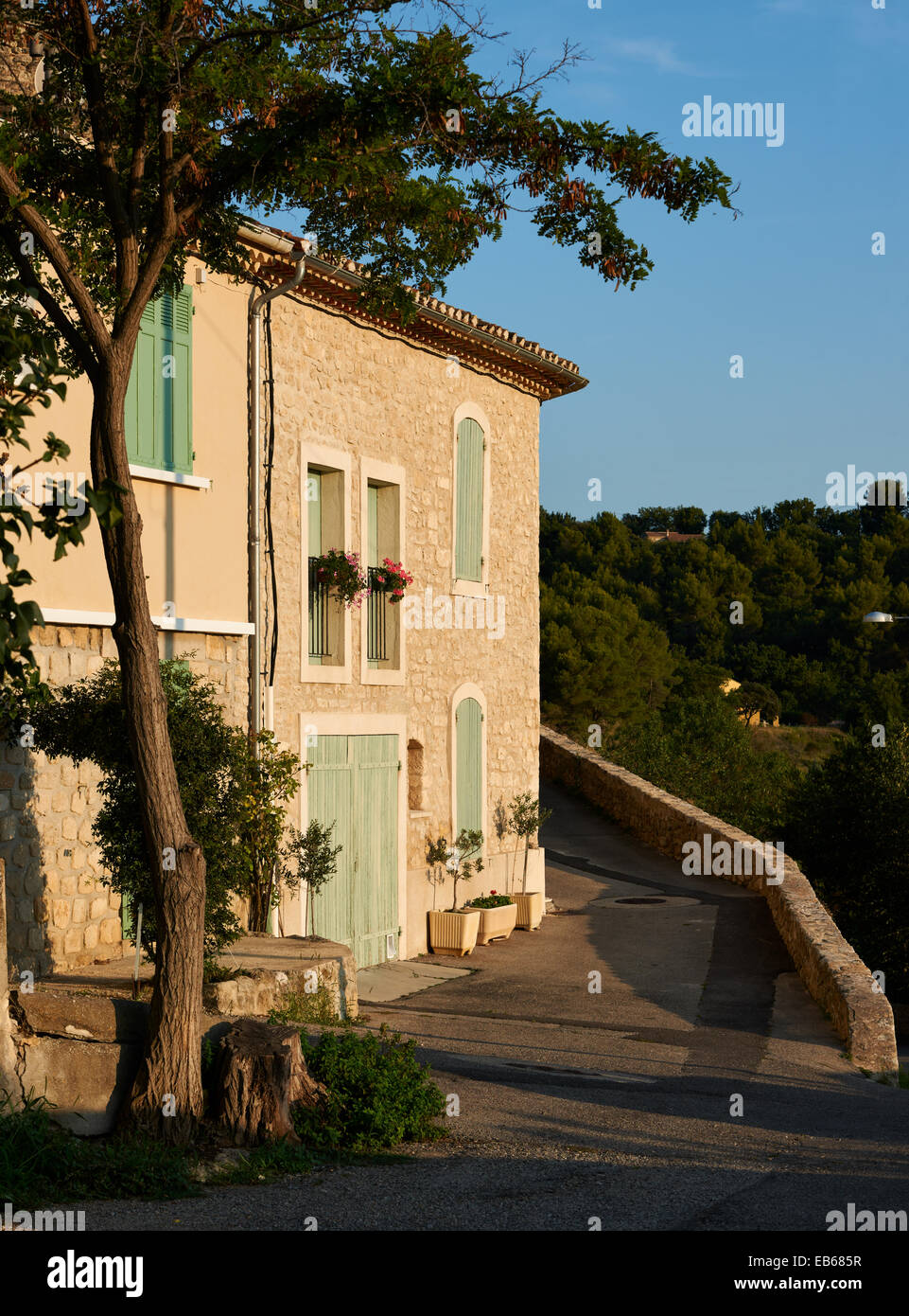 L'architecture typiquement français Provence, maison en pierre à Grambois village, France Banque D'Images