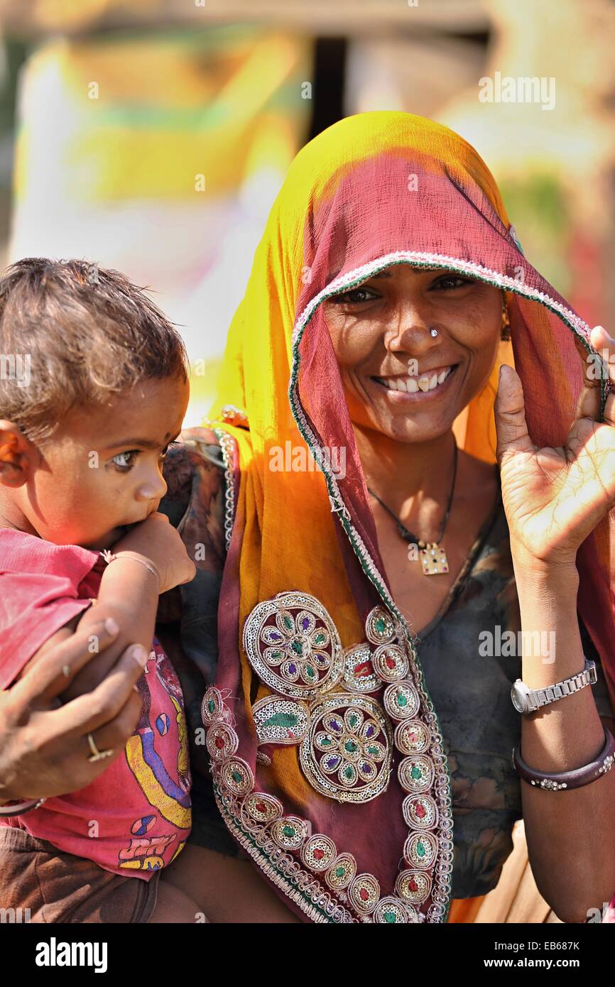 Femme indienne avec portrait de l'enfant le Rajasthan en Inde Banque D'Images