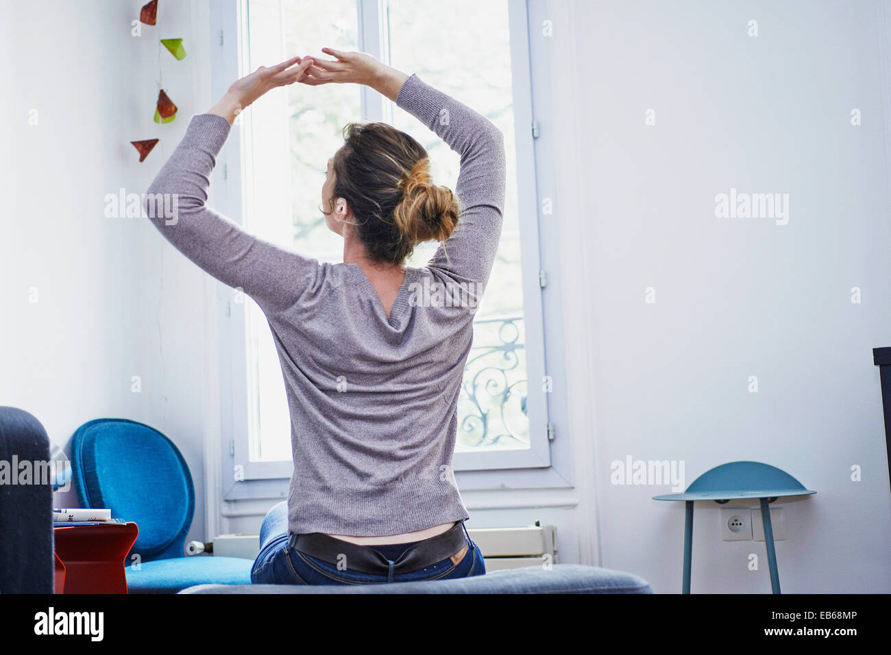 WOMAN STRETCHING Banque D'Images