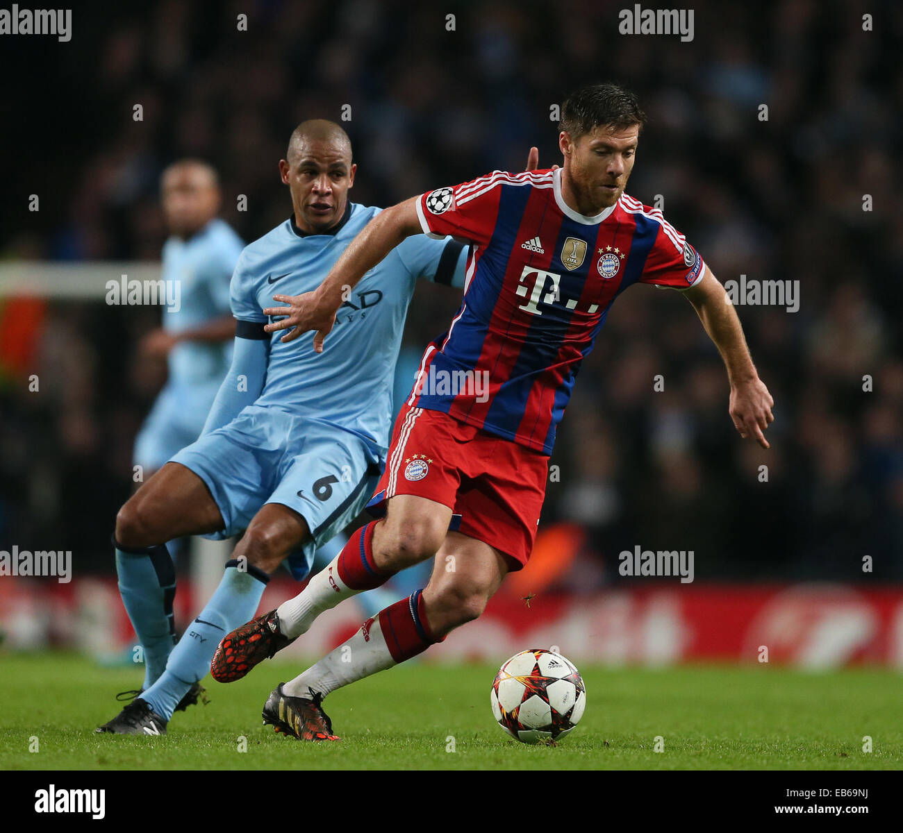 25 nov., 2014 - Manchester, Royaume-Uni - Fernando de Manchester City et Xabi Alonso de Bayern Munich - UEFA Champions League Groupe E - Bayern Munich vs Manchester City - stade Etihad - Manchester - Angleterre - 25ème Novembre 2014 - Photo Simon Bellis/Sportimage. Banque D'Images