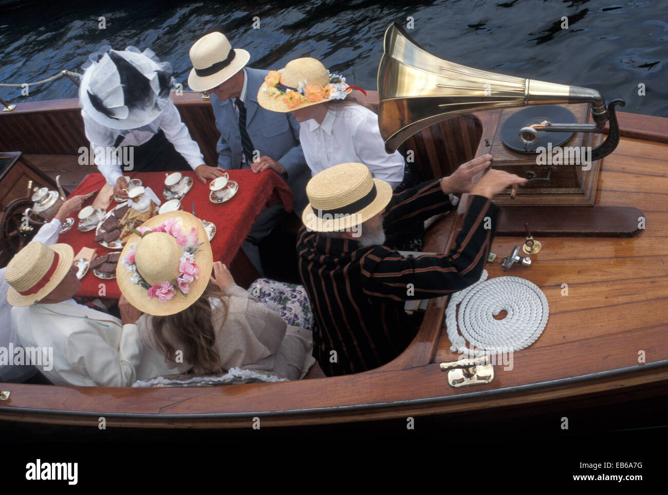 Avoir un thé l'après-midi à bord d'un bain à vapeur lancer habillés en costumes victoriens photo vers les années 1970 (UK) Banque D'Images