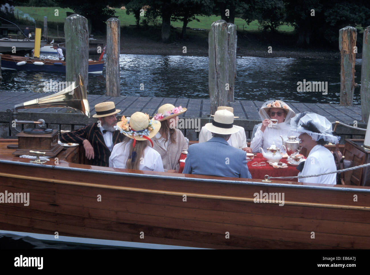 Avoir un thé l'après-midi à bord d'un bain à vapeur lancer habillés en costumes victoriens photo vers les années 1970 (UK) Banque D'Images