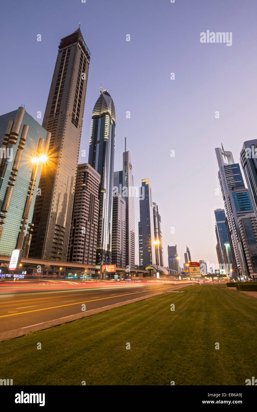 Vue des gratte-ciel du soir le long de la route Sheikh Zayed à Dubaï aux Émirats arabes unis. Banque D'Images