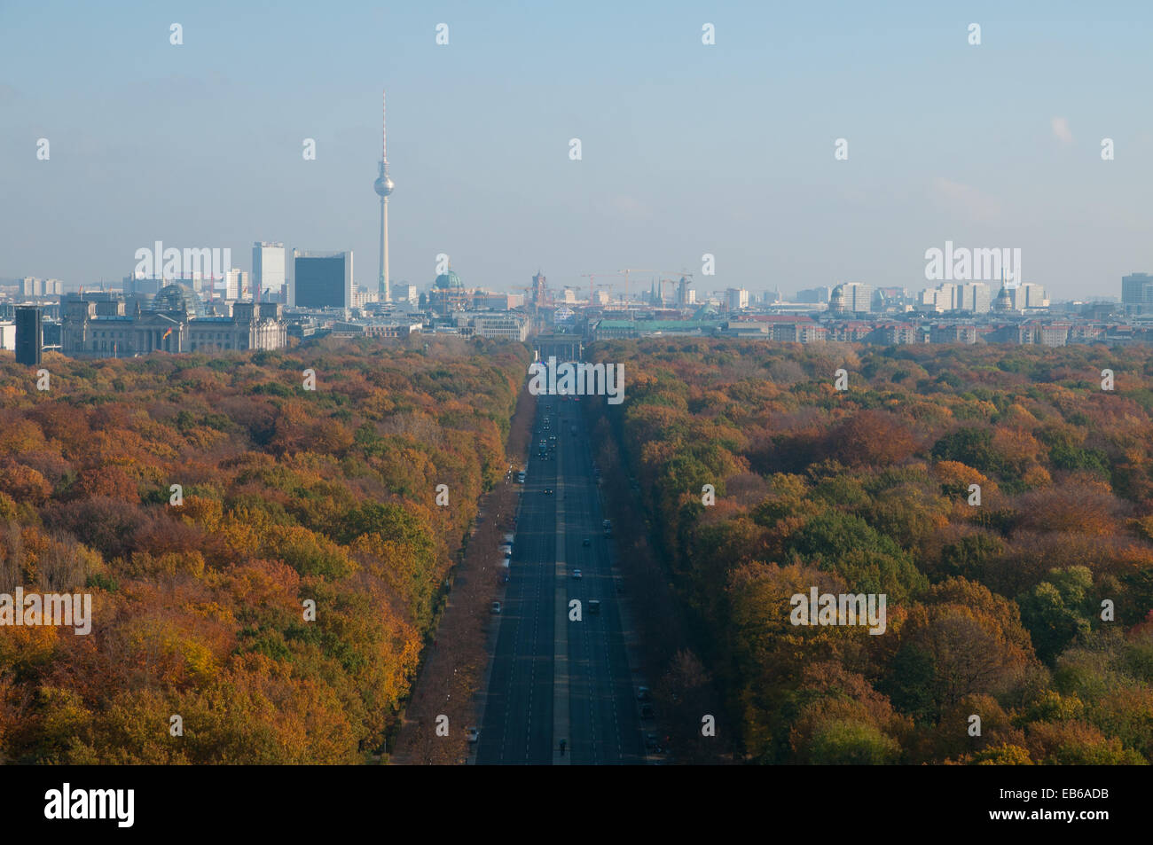 Voir à l'est vers le bas 17. Juni, toits de Berlin, le parc du Tiergarten Banque D'Images