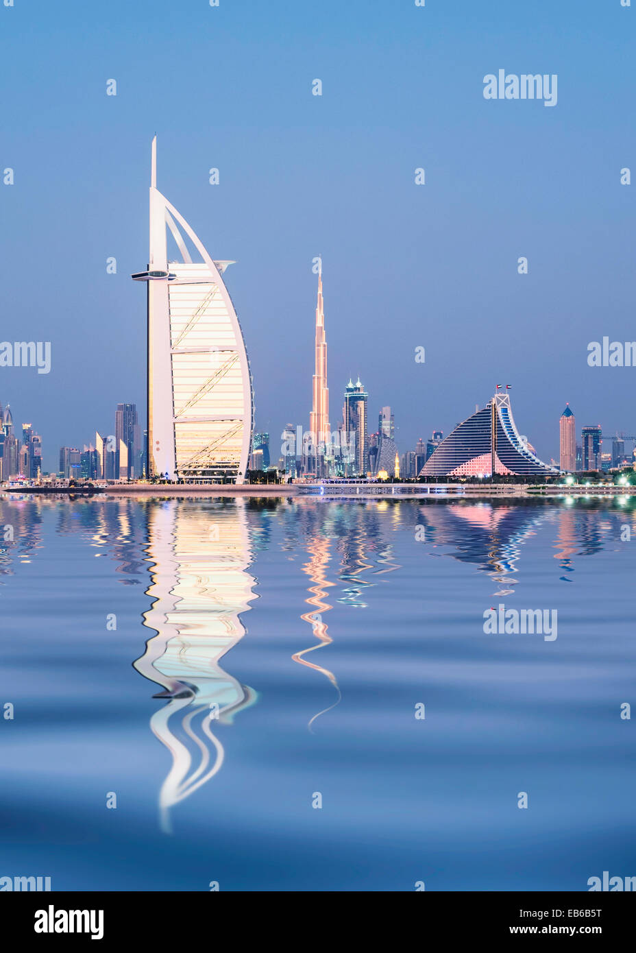 Toits de Dubaï à l'hôtel Burj Al Arab et la tour Burj Khalifa à distance en Emirats Arabes Unis Banque D'Images