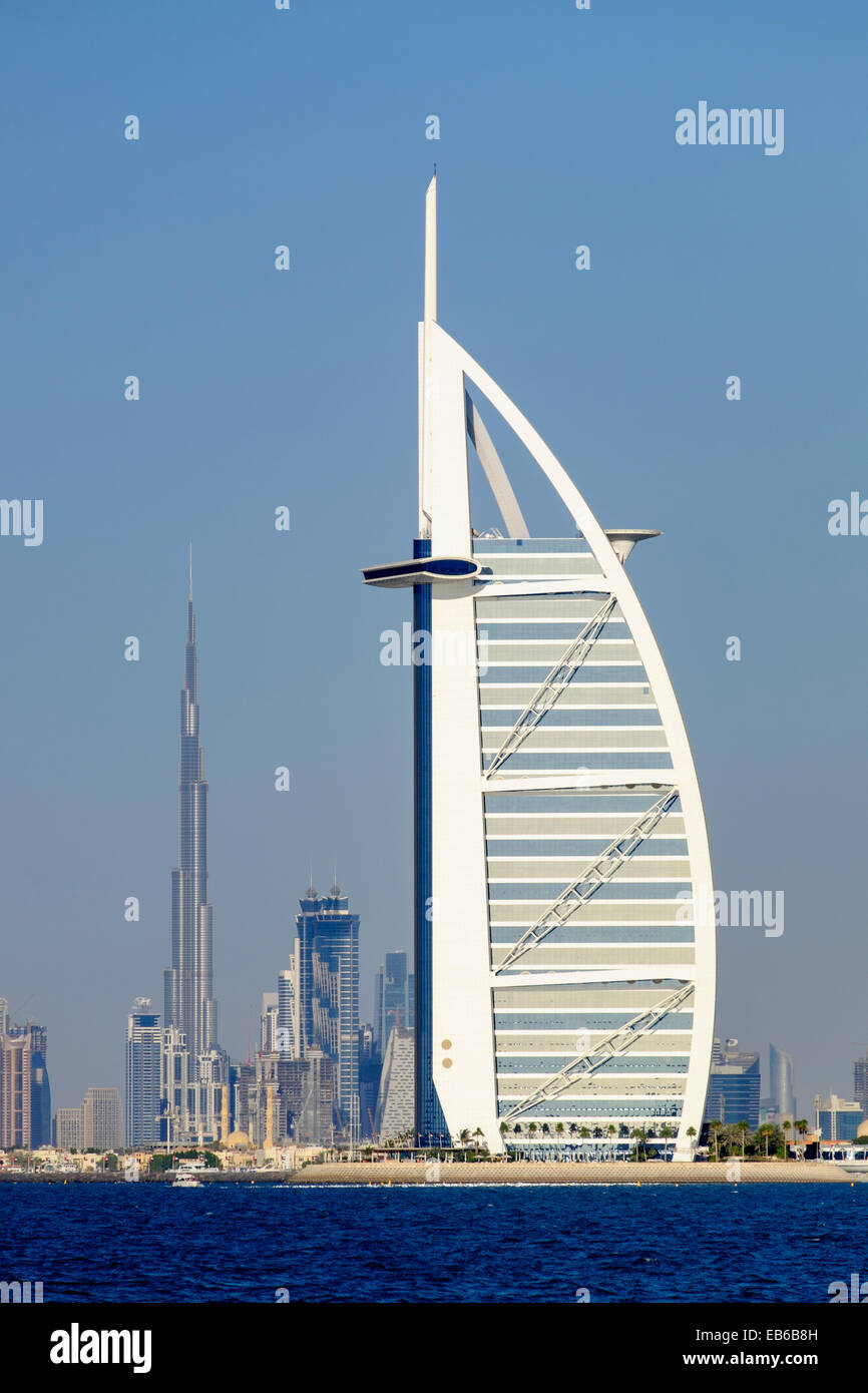 Toits de Dubaï à l'hôtel Burj Al Arab et la tour Burj Khalifa à distance en Emirats Arabes Unis Banque D'Images