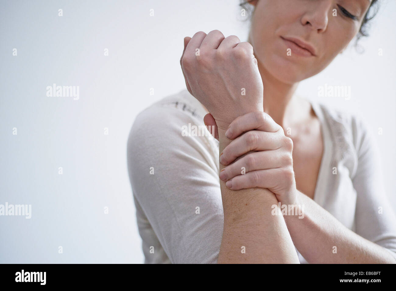 Femme avec douleur au poignet Banque D'Images