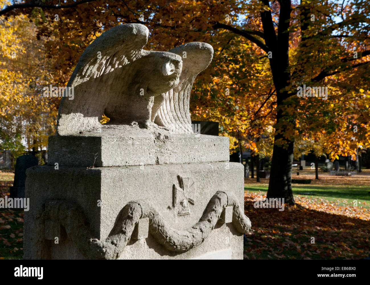 Sculpture en pierre blanche sur la tombe d'officiers prussiens, cimetière Invalidenfriedhof, Berlin Banque D'Images