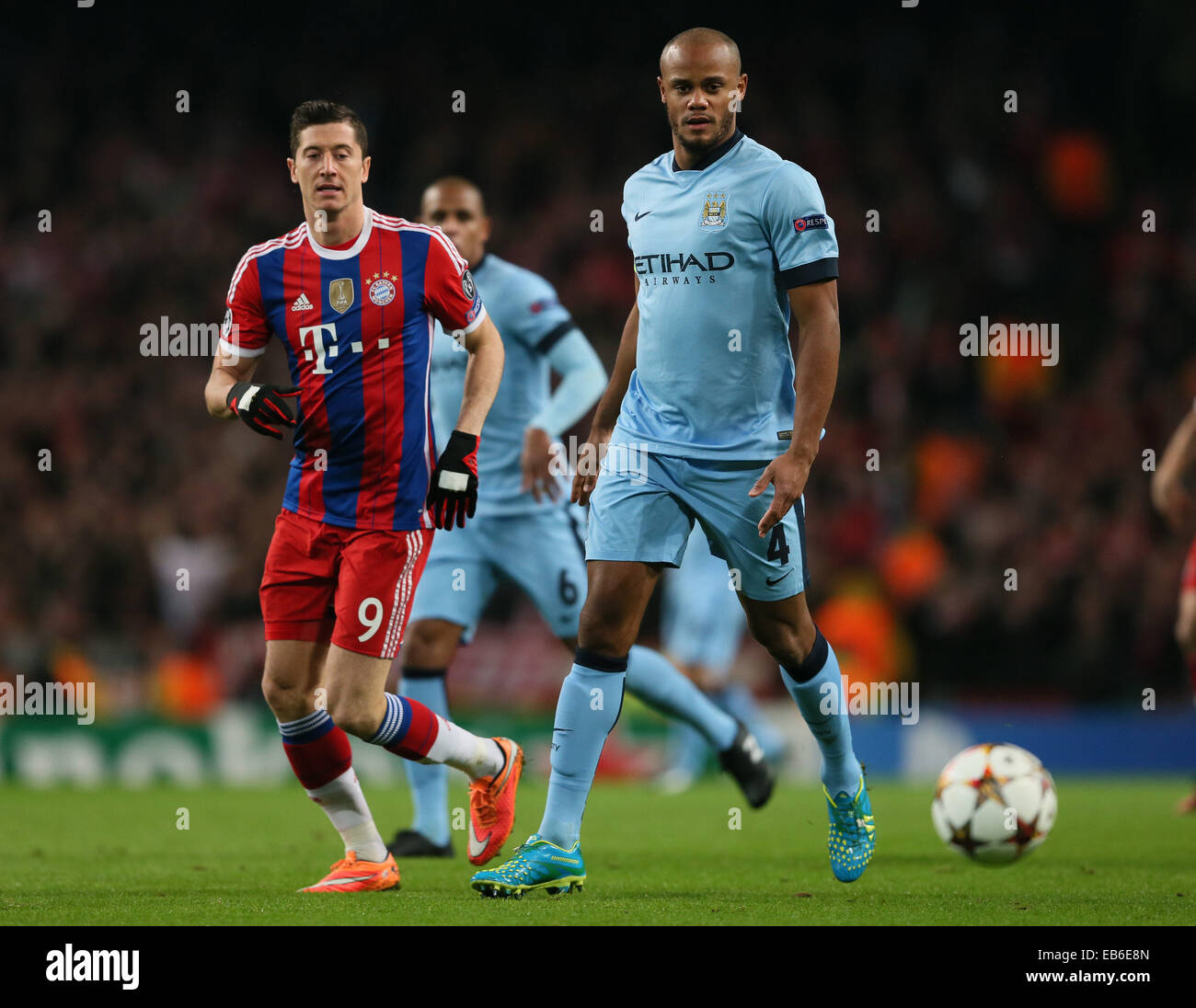 25 nov., 2014 - Manchester, Royaume-Uni - Robert Lewandowski du Bayern Munich dirigé par Vincent Kompany de Manchester City Ligue des Champions - Groupe E - Bayern Munich vs Manchester City - stade Etihad - Manchester - Angleterre - 25ème Novembre 2014 - Photo Simon Bellis/Sportimage. Banque D'Images