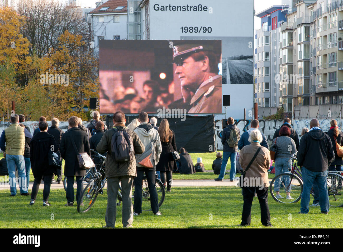 Foule regarder film sur la chute du Mur de Berlin sur l'écran à la Bernauer Strasse, 25e anniversaire de la chute du mur Banque D'Images