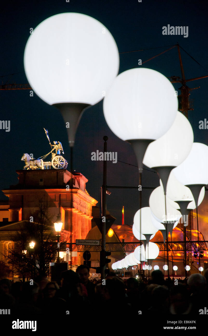 Ballons lumineux ligne marquage de mur de Berlin mis en place en face de la porte de Brandebourg pour le 25e anniversaire de la chute du Berlin Banque D'Images