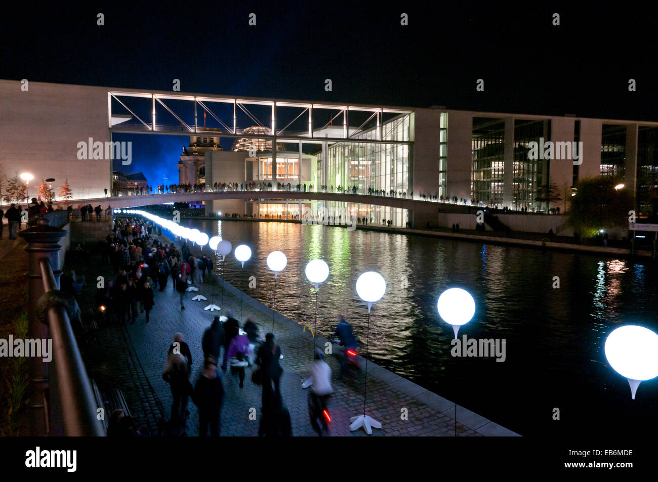 Ballons lumineux ligne marquage du mur de Berlin le long de la rivière Spree, 25e anniversaire de la chute du mur Banque D'Images