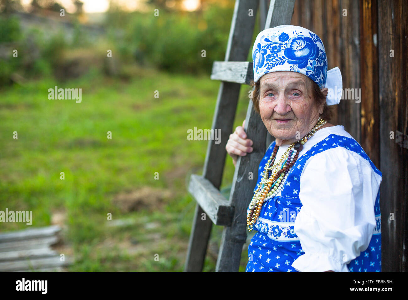 Vieille Femme dans un village, à l'extérieur. Banque D'Images