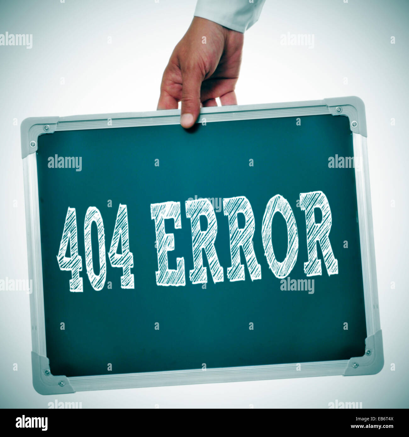 Main tenant une ardoise avec le message d'erreur 404 écrit en c Banque D'Images