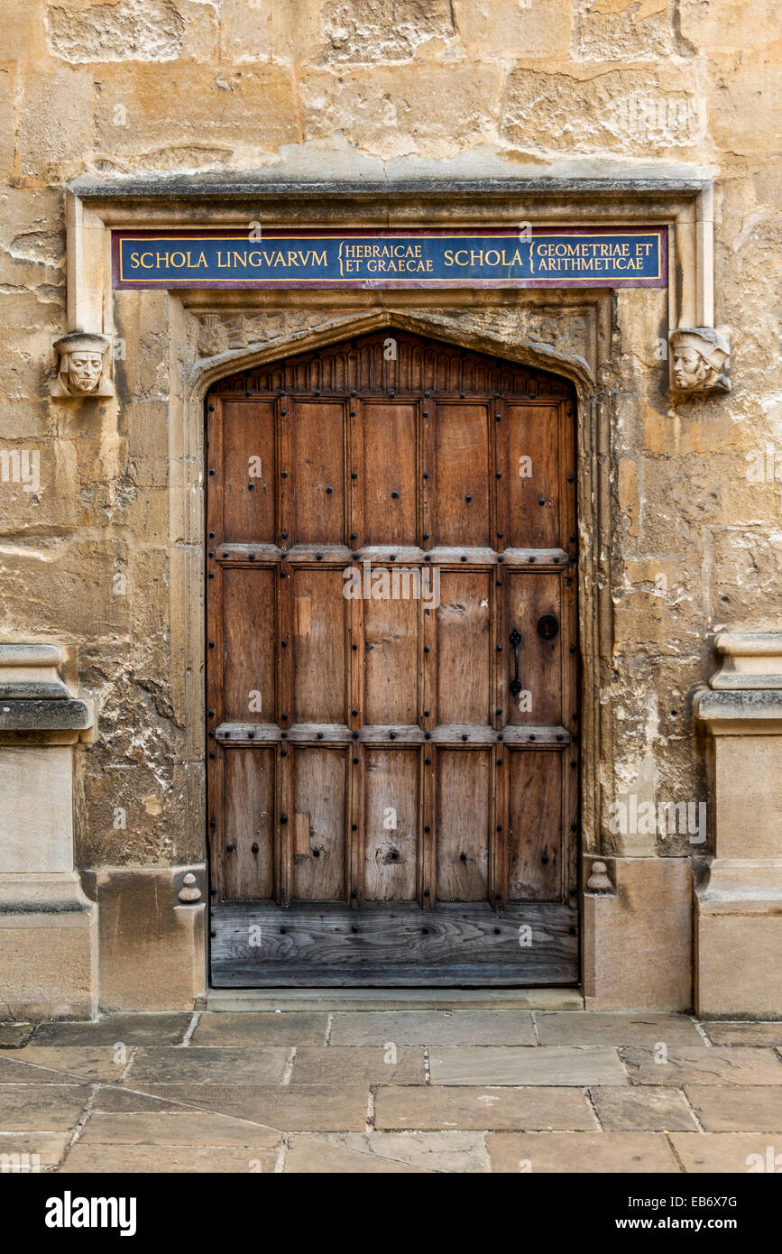 Porte dans l'ancienne École de la Bodleian Library quadrangle de Schola Linguarum et Schola Geometriae - Langues et Geometr Banque D'Images