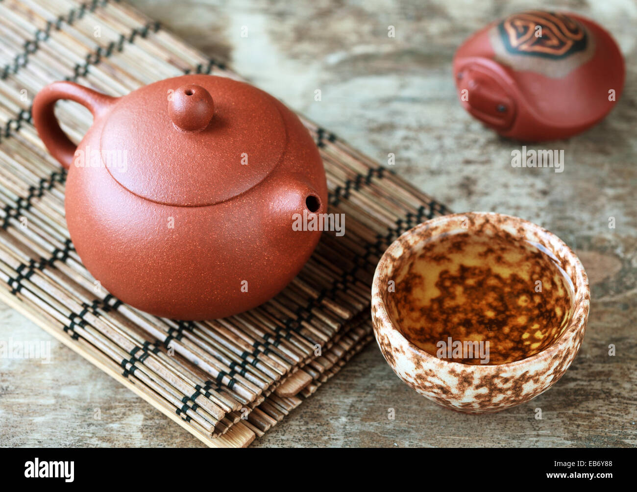La cérémonie du thé chinois traditionnel : accessoires théière, tasse, le  thé vert et l'argile tortue sur la table en bois, selective focus Photo  Stock - Alamy