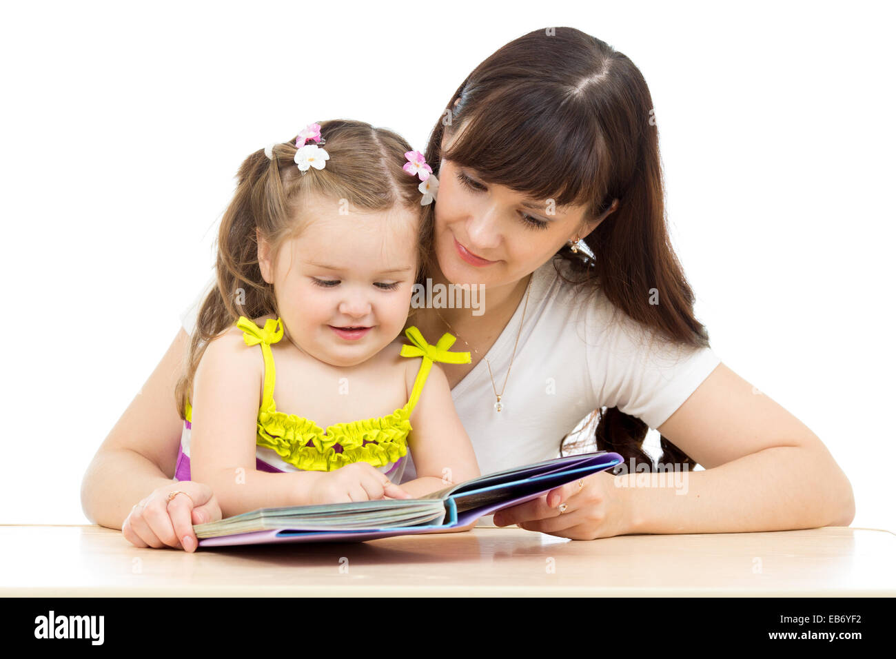 Happy mother and kid lire un livre ensemble Banque D'Images