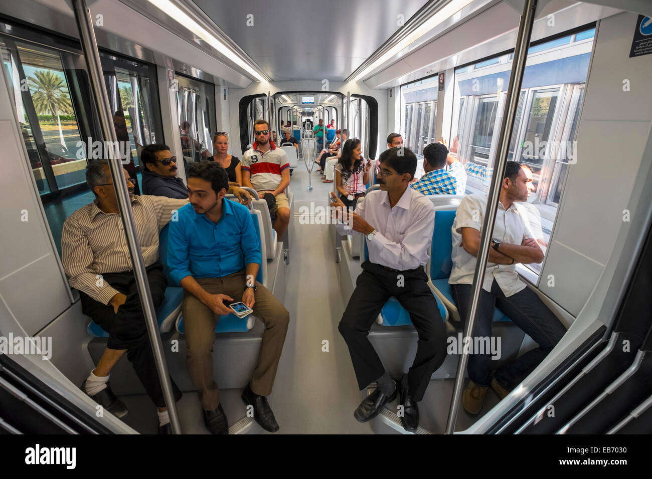 Intérieur de transport de tramway avec passagers à nouveau Dubai tramway dans la Marina de Dubaï Émirats Arabes Unis Banque D'Images