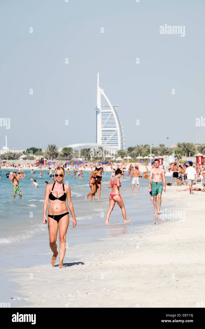 Occupé à la plage publique de Jumeirah Beach Resort (JBR) au quartier du  port de plaisance de Dubaï Émirats Arabes Unis Photo Stock - Alamy