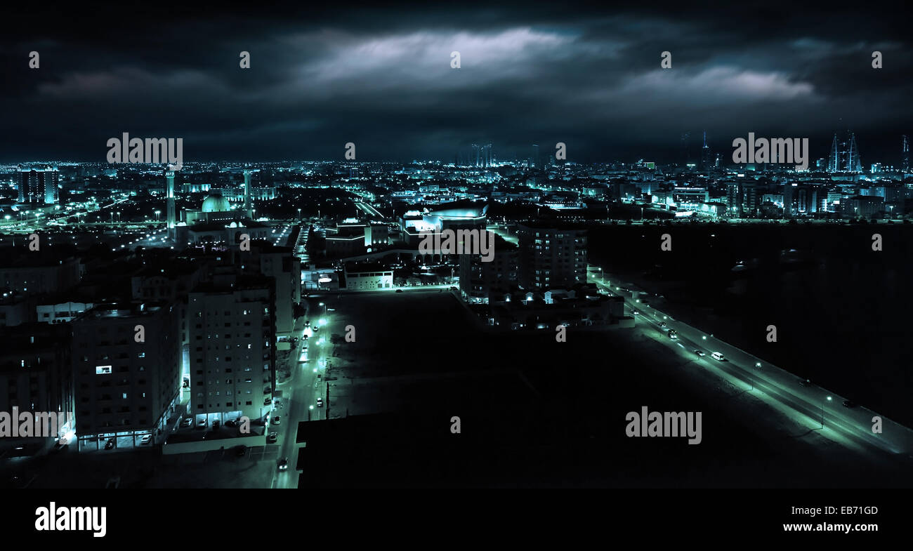 Photo dans les tons bleus. Vue de la nuit de Manama, capitale de Bahreïn, au Moyen-Orient Banque D'Images