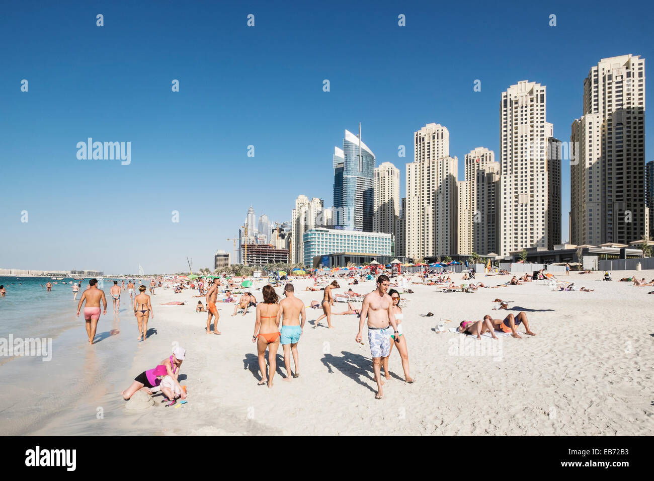 Occupé à la plage publique de Jumeirah Beach Resort (JBR) au quartier du port de plaisance de Dubaï Émirats Arabes Unis Banque D'Images