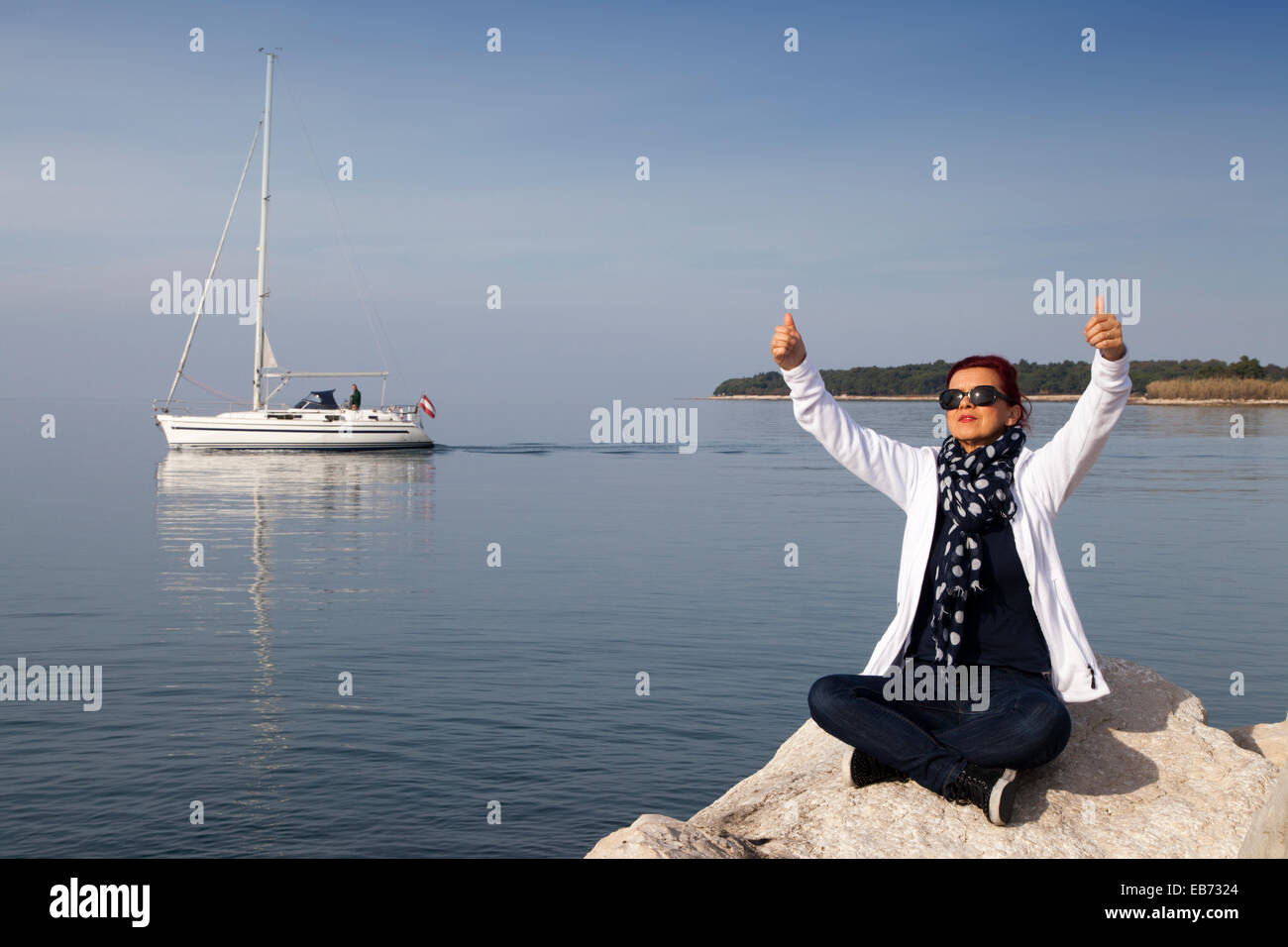 Pretty woman showing OK sign Banque D'Images