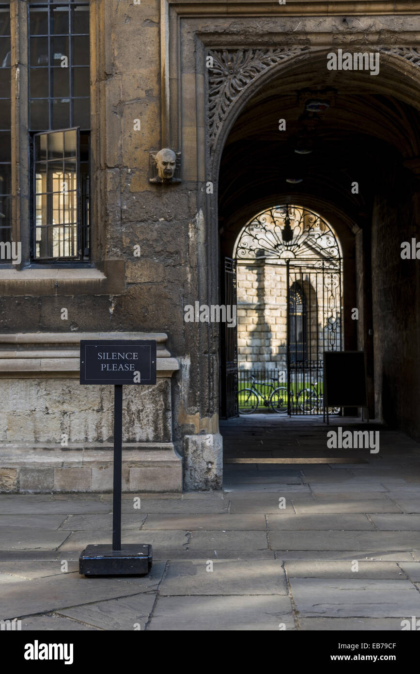 Un signe lire Silence s'il vous plaît dans le quadrangle d'anciennes écoles la Bodleian Library de l'Université d'Oxford Banque D'Images
