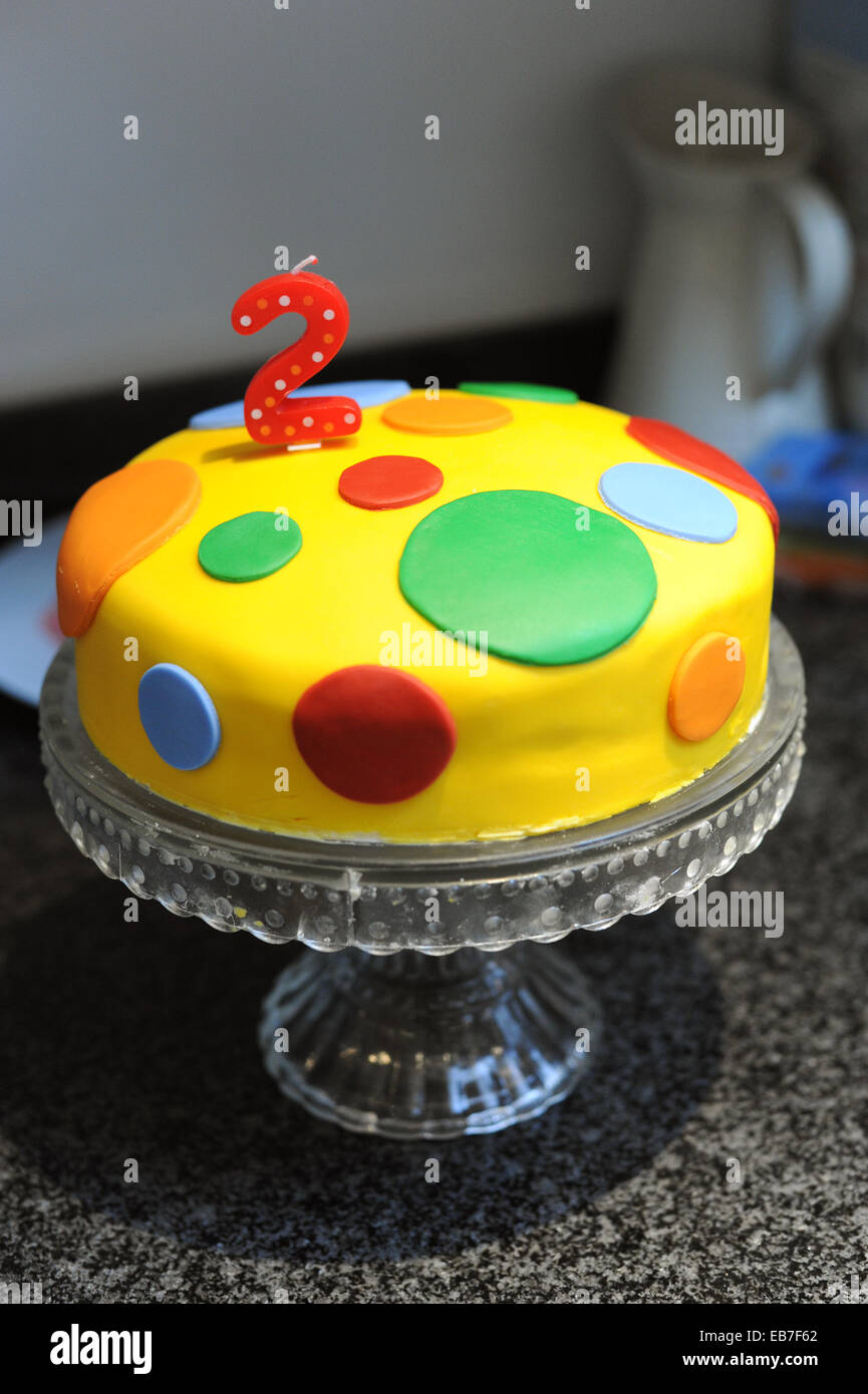 Gâteau d'anniversaire de Childs Spotty Banque D'Images