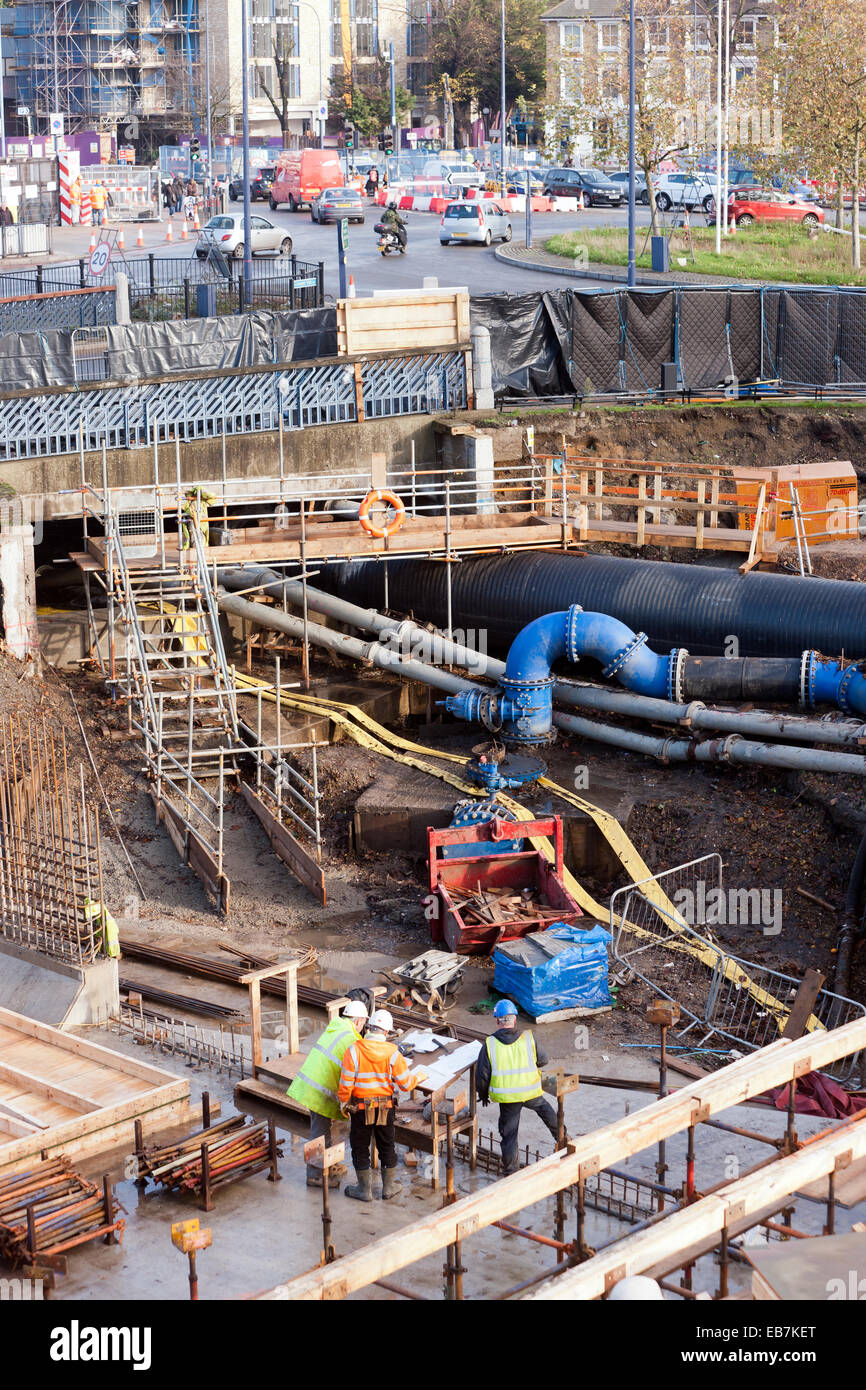 La rivière Ravensbourne est limitée dans les tuyaux sous Loampit Vale, lors de la construction de la passerelle de Lewisham Projet. Banque D'Images