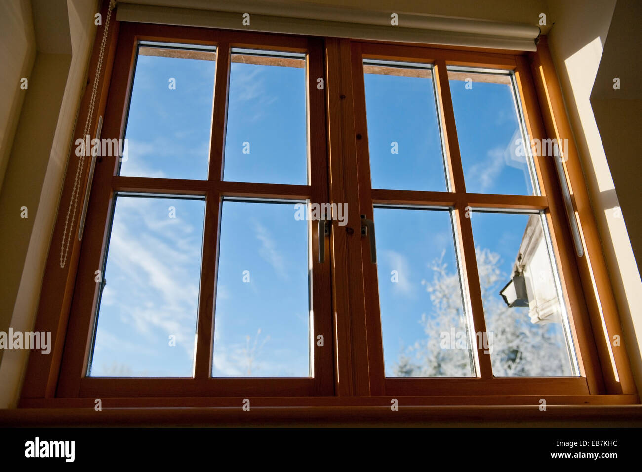 Tôt le matin d'hiver glacial, vue à travers une fenêtre. Banque D'Images
