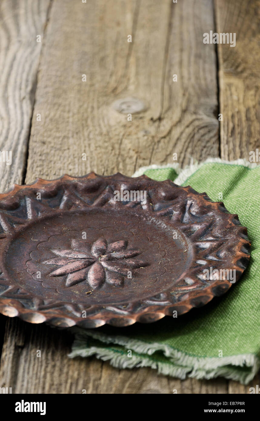 Old vintage plaque en cuivre sur table en bois rustique Banque D'Images