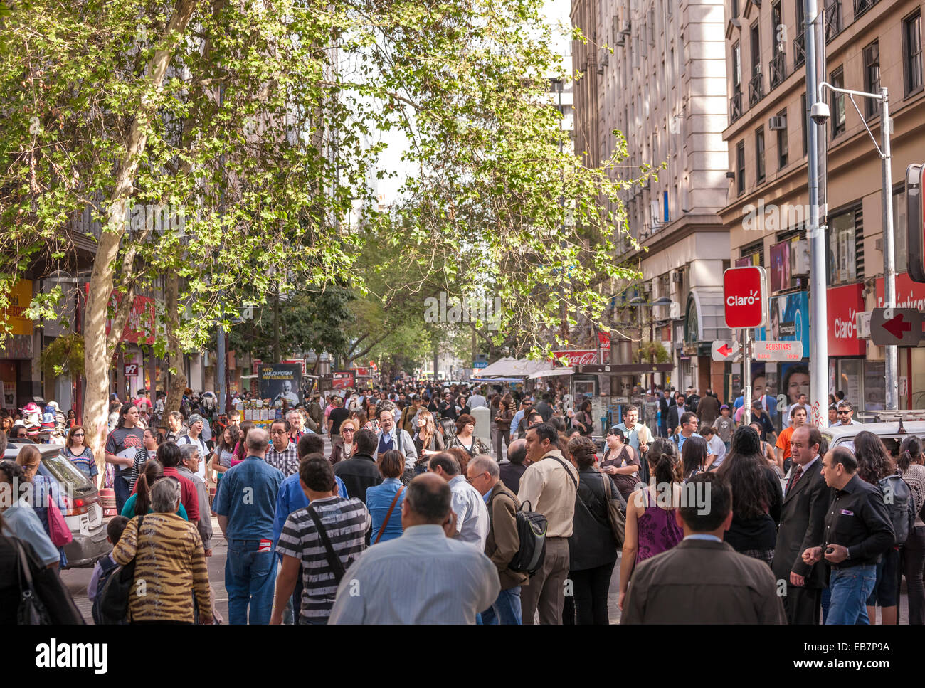 Santiago du Chili, le Paseo Ahumada. Des foules de gens, Shoppers, marcher parler dans la principale rue commerçante de Santiago du Chili. Banque D'Images