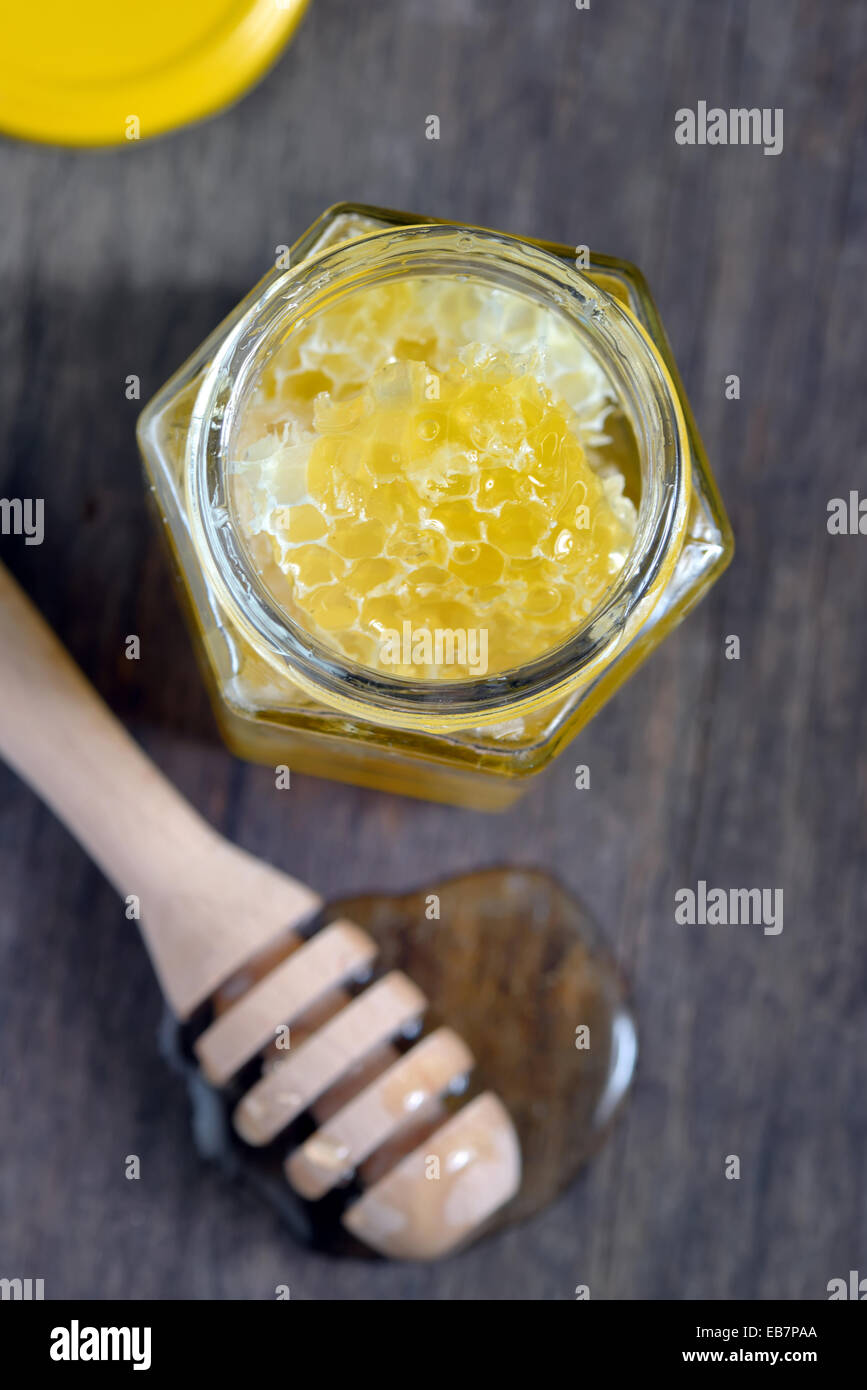 De miel et de miel en pots de verre Banque D'Images