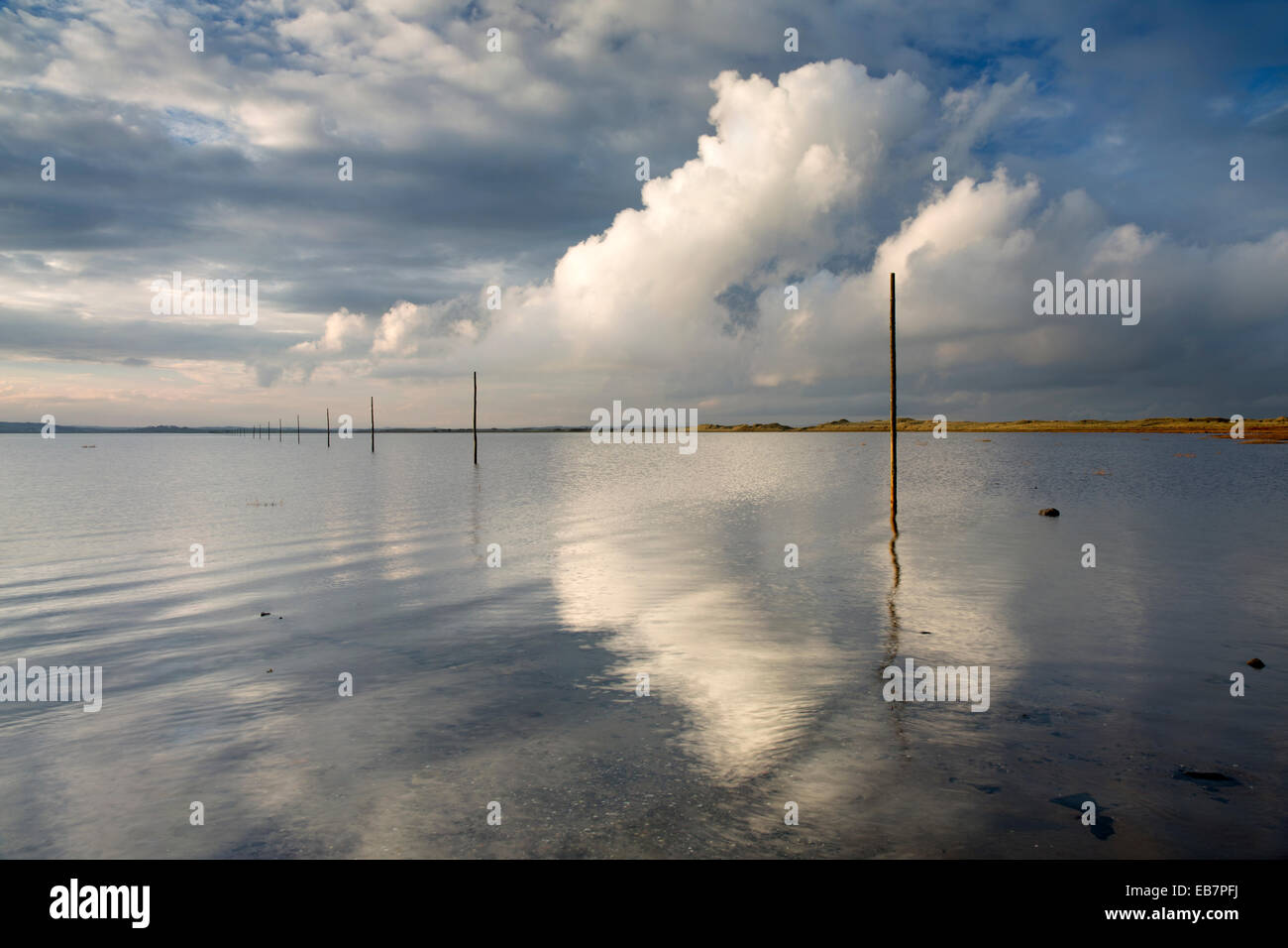 Les pèlerins Causeway menant à l'Île Sainte de la côte de Northumberland, en Angleterre, en novembre 2014. Banque D'Images