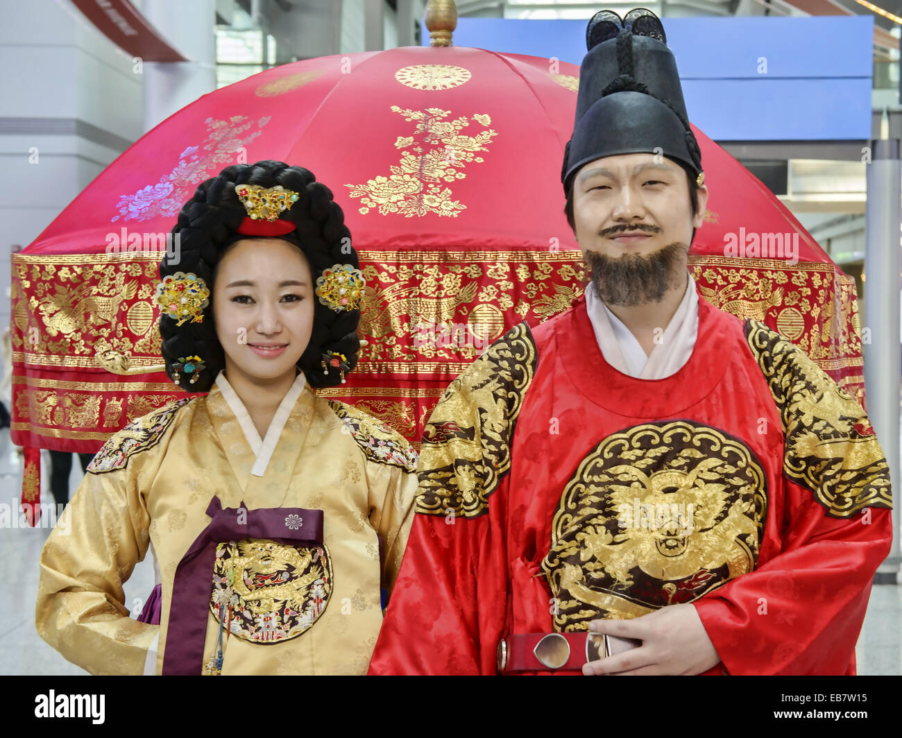Couple en costume traditionnel coréen, Séoul, Corée du Sud Photo Stock -  Alamy