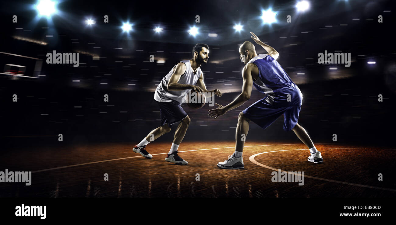 Deux joueurs de basket-ball en action Banque D'Images