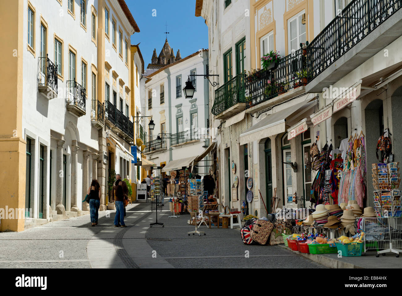 Le Portugal, l'Alentejo, Evora, étroite rue commerçante de la vieille ville Banque D'Images