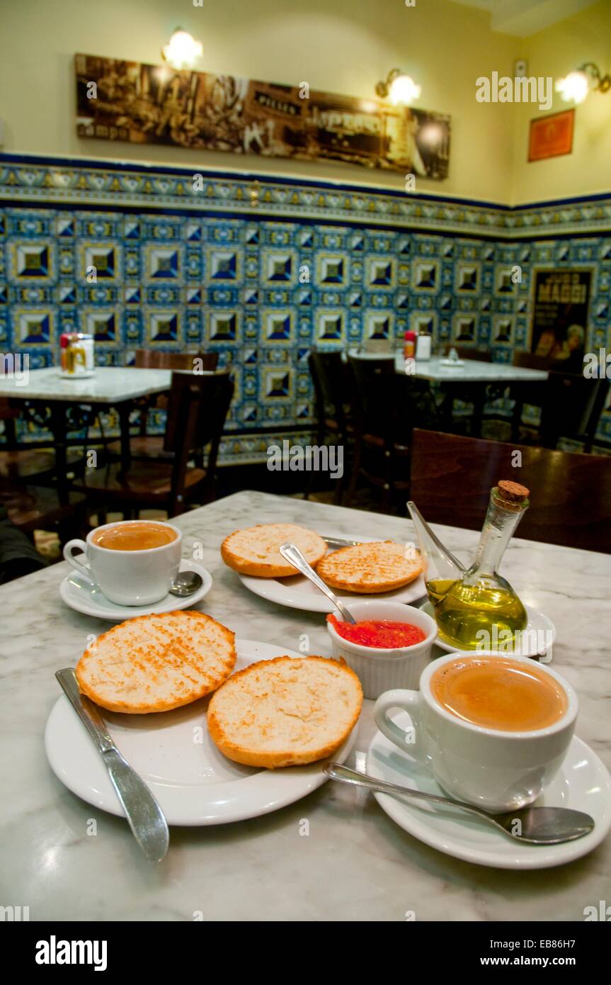 Petit-déjeuner espagnol : Pain grillé à l'huile d'olive et de la sauce  tomate et une tasse de café. Madrid, Espagne Photo Stock - Alamy
