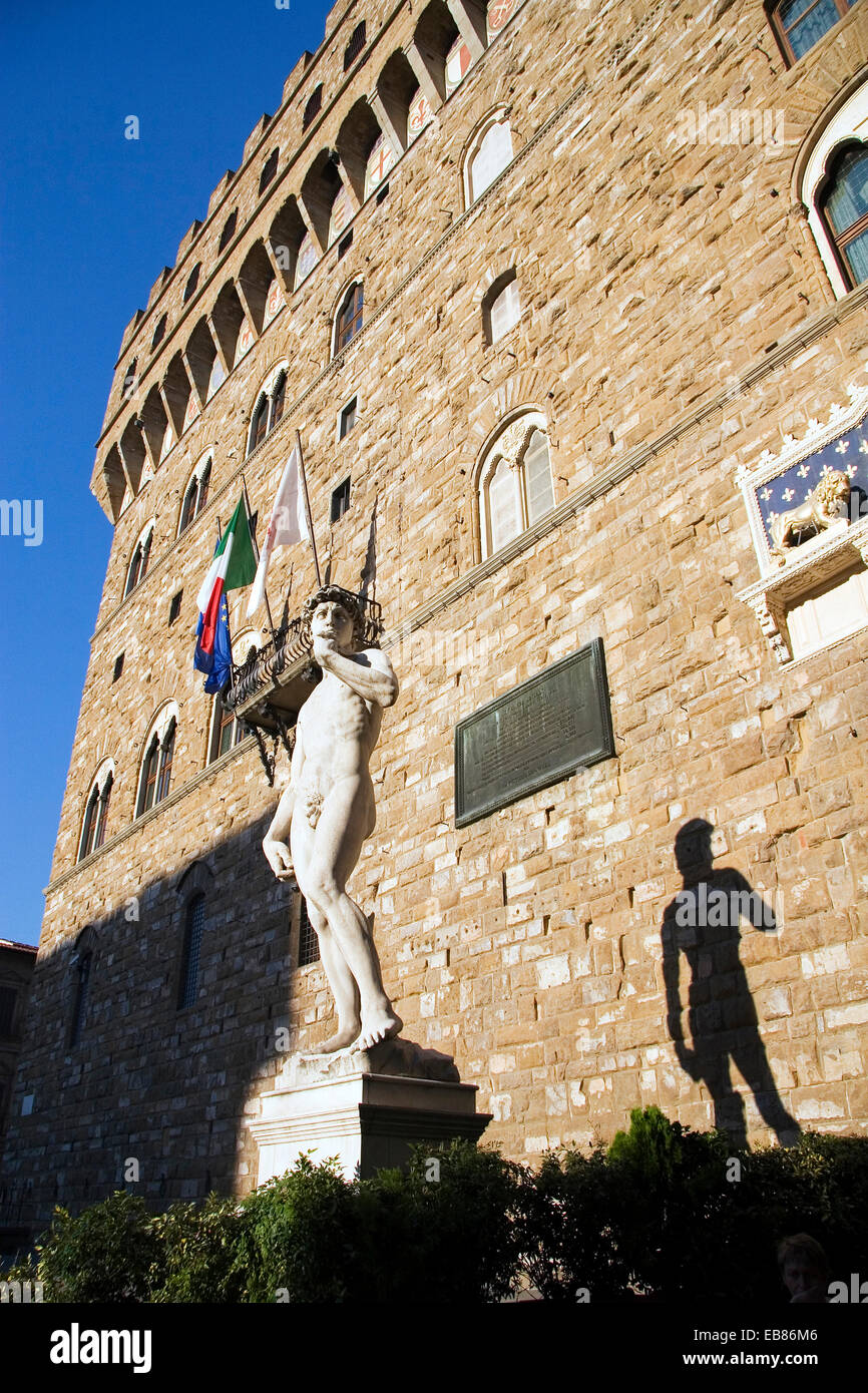 Réplique de David par Miguel Angel et le Palazzo Vecchio, Piazza della Signoria, Florence, Toscane, Italie Banque D'Images