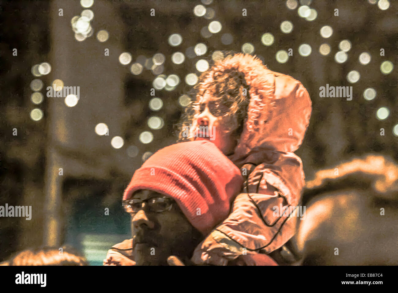 Northampton, Massachusetts, USA. 25 novembre, 2014. Un homme tient un enfant sur ses épaules comme un orateur parle de manifestants se sont réunis à la suite de la Ferguson Grand Jury © Susan Pease/Alamy Live News Crédit : Susan Pease/Alamy Live News Banque D'Images