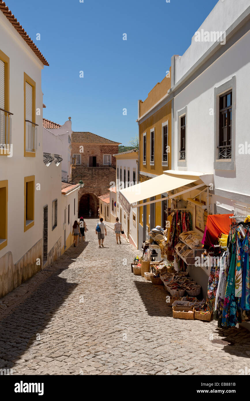 Le Portugal, l'Algarve, Silves, une étroite rue pavée de la vieille ville Banque D'Images