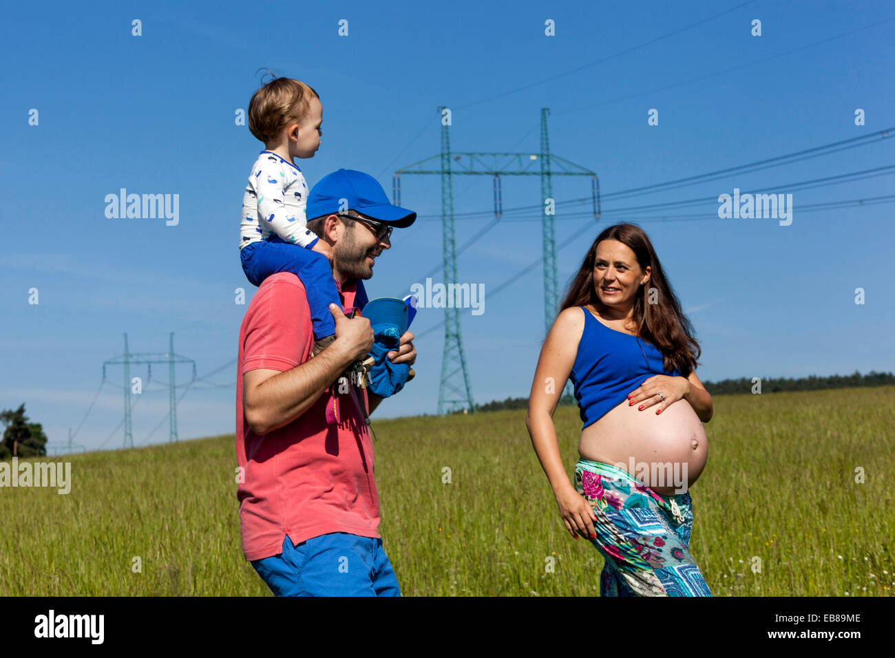 Femme enceinte à pied, de la famille, mère, père et fils Banque D'Images