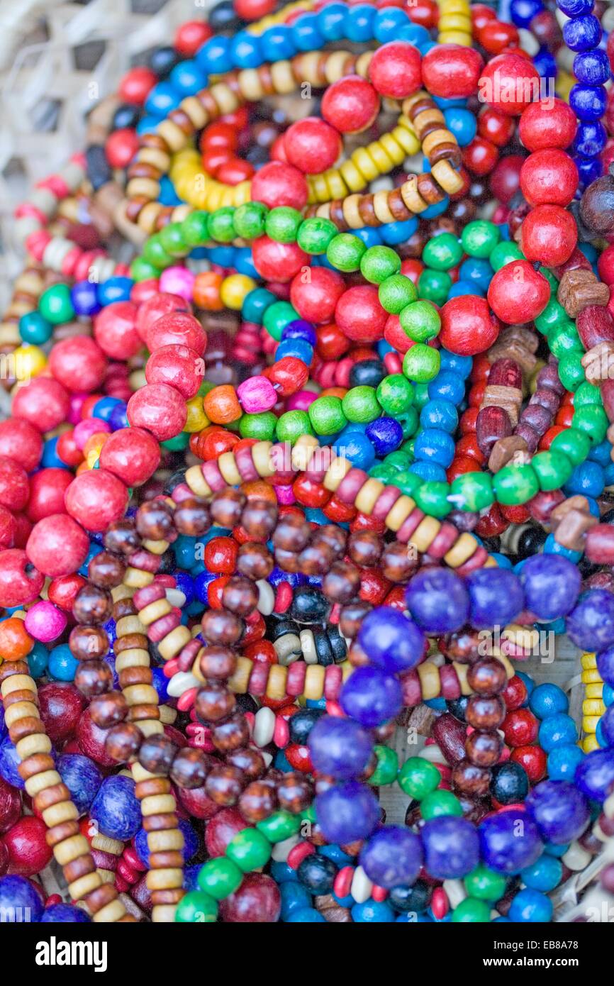 Perles en bois coloré bracelets et colliers de perles fait main faire  accessoires colorés pour les vêtements Photo Stock - Alamy