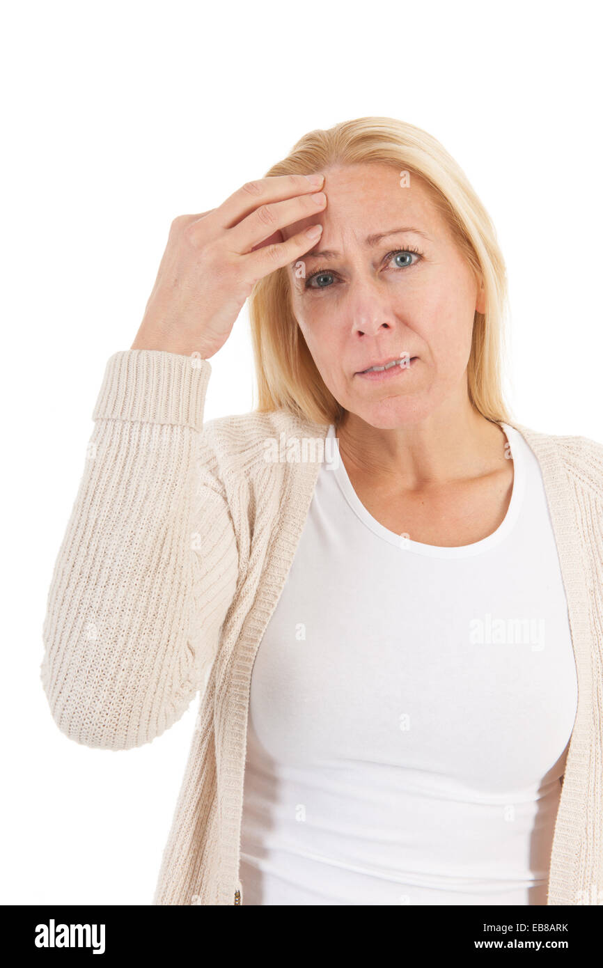 Femme blonde d'âge mûr ayant des céphalées isolées sur fond blanc Banque D'Images