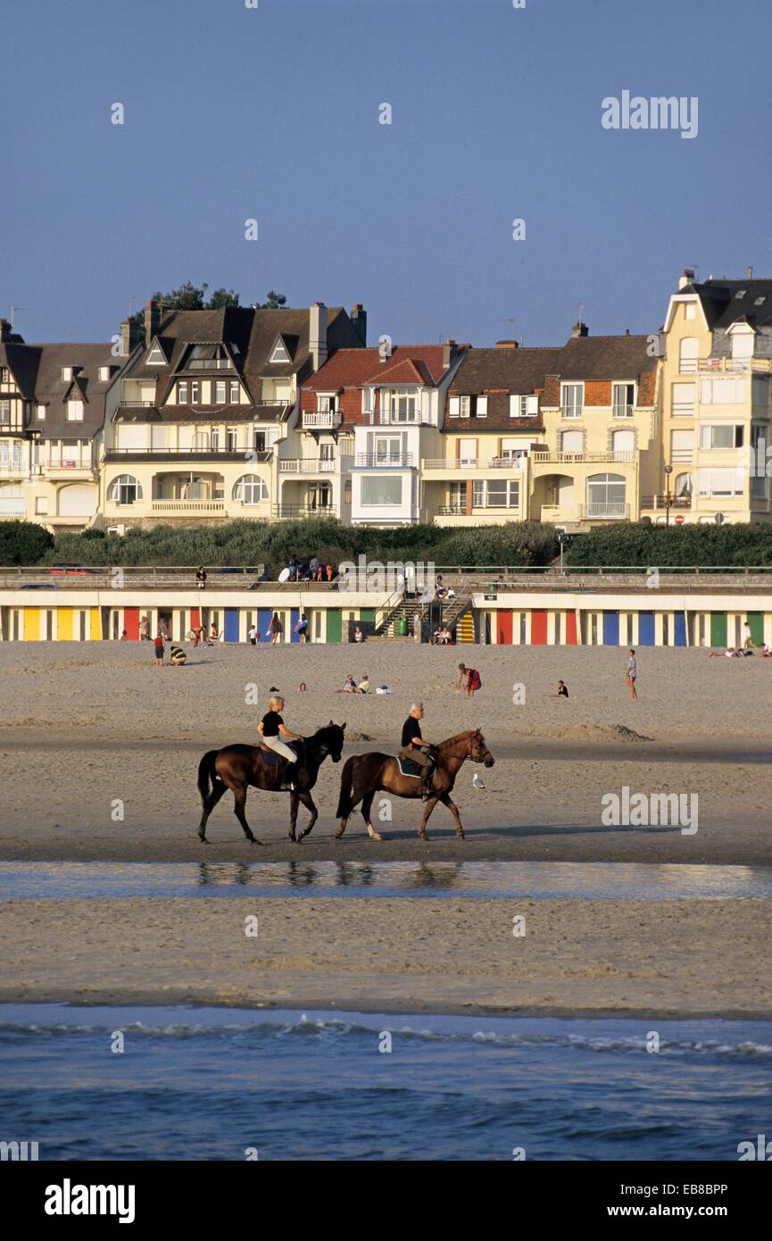 Les cavaliers sur la plage du Touquet-Paris-Plage Côte d'Opale  Pas-de-Calais et la région Rhône-Alpes France Europe Photo Stock - Alamy