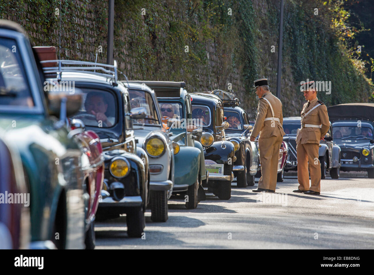 Gendarmes français et de voitures anciennes lors d'embouteillage de la Route Nationale 7, passe pour oldtimers à Lapalisse, France Banque D'Images