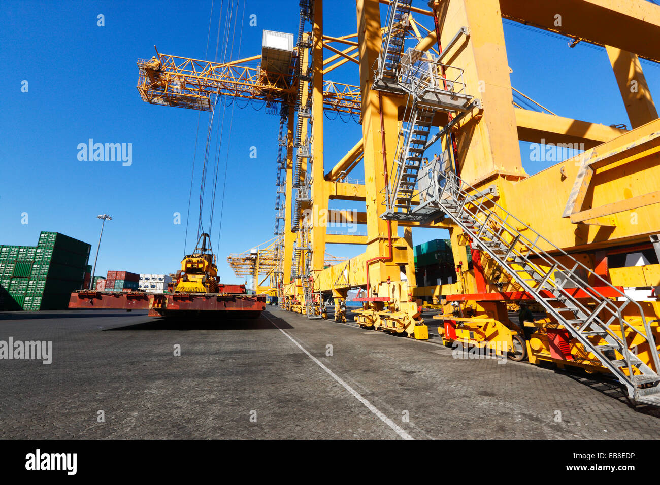 Khor Fakkan en grue de déchargement d'un cargo commercial dock Banque D'Images