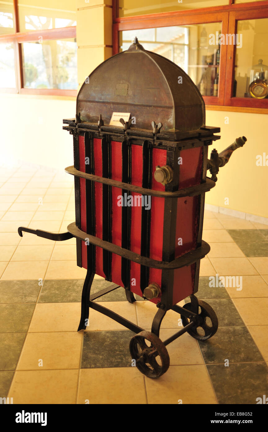 Vin de filtre Seitz, 1920, Musée de l'usine de vin de Samos l'île de Samos,  en Grèce Photo Stock - Alamy